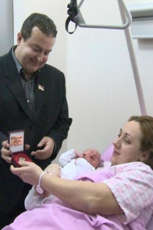 Dačić darivao zlatnikom prvorođenu bebu