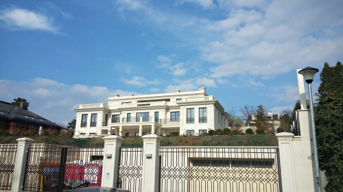 Vila koja po kvadraturi i izgledu podseća na ambasadu