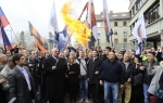Vojislav Šešelj zapalio zastavu Hrvatske ispred palate pravde