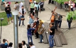 Simfonijski orkestar nastupa u parku