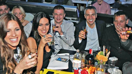 Živeli: Nina i Branislav Lečić sa prijateljima