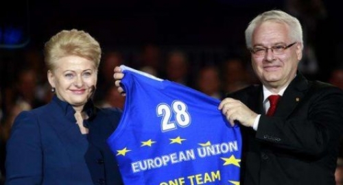Hrvatski predsednik Ivo Josipović prima dres