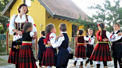 Učenici srpske  škole u Lovri