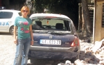 Dragana Spasić pored oštećenog vozila