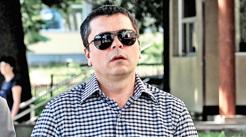 Posrednik u prodaji  akcija Metals banke  bila je njegova druga  firma “Emissio  broker”: Milo  Đurašković