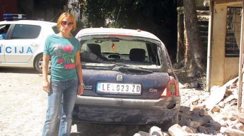 Dragana Spasić pored oštećenog vozila