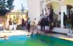 Islamisti upali u  napuštenu zgradu  Ambasade Amerike  u Tripoliju. Posle  zabave kraj bazena  usledila pljačka