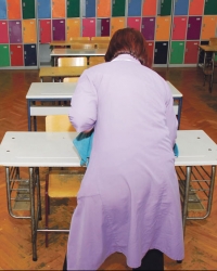 Đaci u dvorištu  umesto u učionici