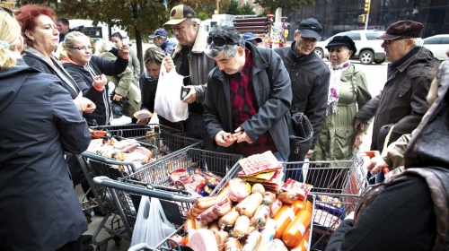 Kupovina  hrane  na ulici