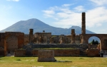 Pompeja sa vulkanom Vezuv u pozadini