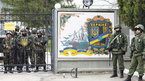 Ruski vojnici (desno)  blokirali bazu  ukrajinske vojske