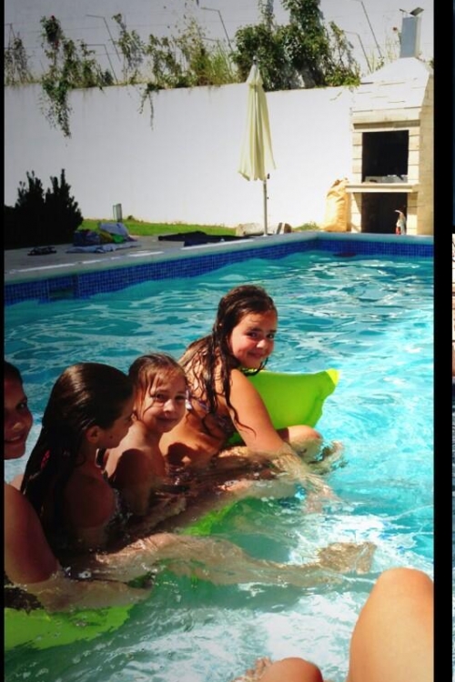 Jelena uživa na bazenu sa decom