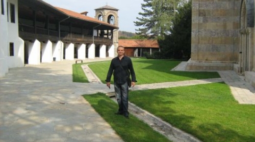 Velimir Perović u porti manastira Visoki Dečani
