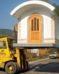 Crkvica ima sve - zvono, oltar, pod od mermera, unutrašnji zidovi su oslikani ikonama...