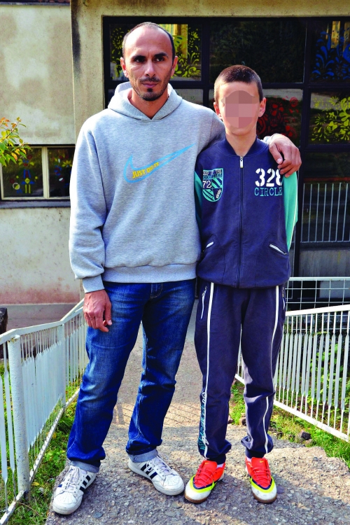 Saša Nikolić sa svojim sinom, pretučenim osnovcem