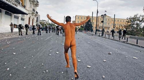 Goli Grk protestuje na Trgu Sintagma u Atini tokom posete Angele Merkel