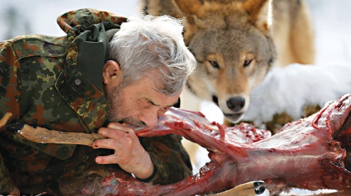 Nemac Verner Frojnd se više od tri decenije bavi istraživanjem vukova. Bivši padobranac je postao pravi vođa vukova, koji mu doz