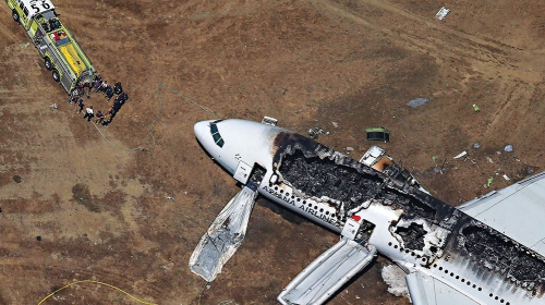U udesu aviona pri sletanju na aerodrom u  San Francisku poginule su dve  osobe, a povređeno je 130 putnika