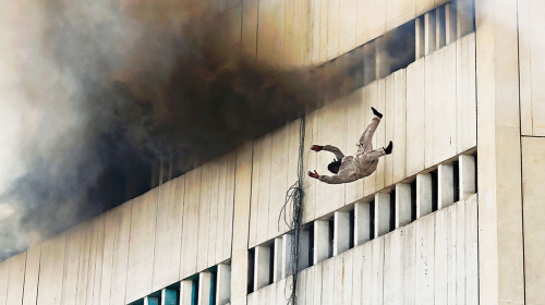 Čovek pada sa prozora bežeći od vatre u jednom neboderu u Lahoreu