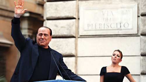 Silvio Berluskoni, bivši premijer Italije, sa devojkom Frančeskom Paskale tokom protesta nakon što je osuđen na četiri godine ro