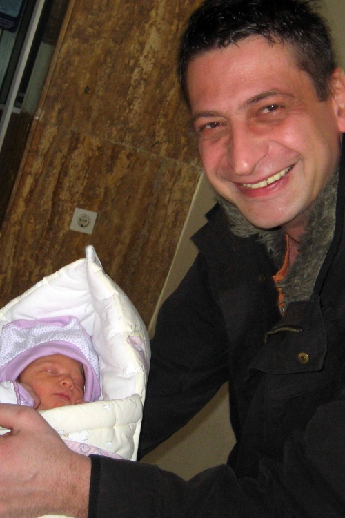 Otrežnjenje posle pet dana: Novopečeni tata sa ćerkom