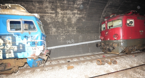Mesto sudara dva voza na sredini tunela