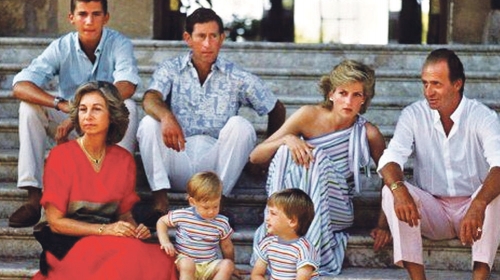 Plava krv na Palma de  Majorki: Kralj Huan Karlos,  kraljica Sofija, princ Čarls  i princeza Dajana sa decom