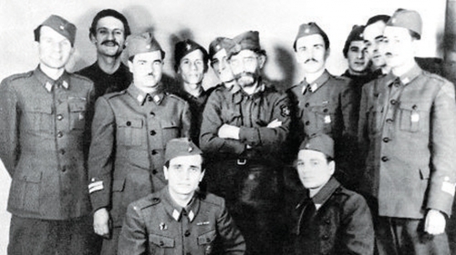 General sa tamničarima  pred streljanje 1946.