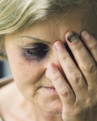 Čak 75 odsto žrtava su žene i tek  jedna od 14 osoba prijavljuje nasilje,  podaci su Crvenog krsta Srbije