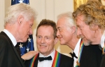 Bil Klinton sa članovima benda