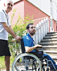 Neki ljudi  koji žive sami  u zgradama bez lifta ne vide svetlost dana