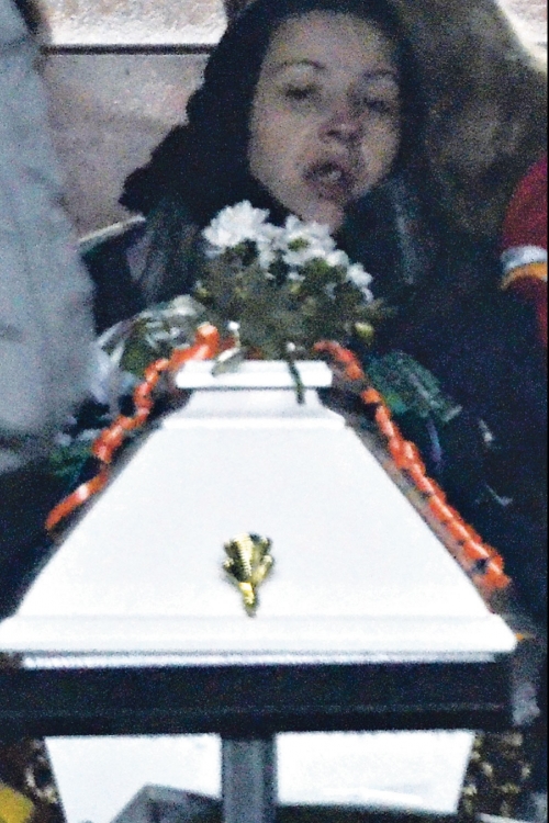 Mirela na sahrani  svoje dece