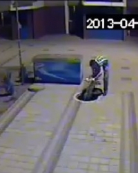 Čovek baca psa u šaht