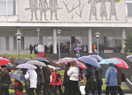 Ni obilna kiša nije sprečila stotine ljudi da odaju poštu maršalu Titu