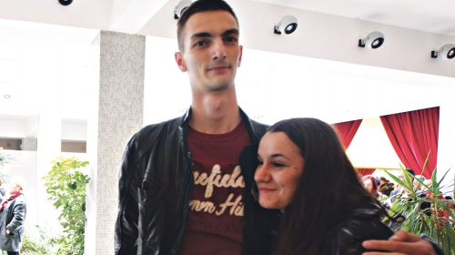 Majka mu pričala o Titu: Jasminko Tokić (20) sa devojkom