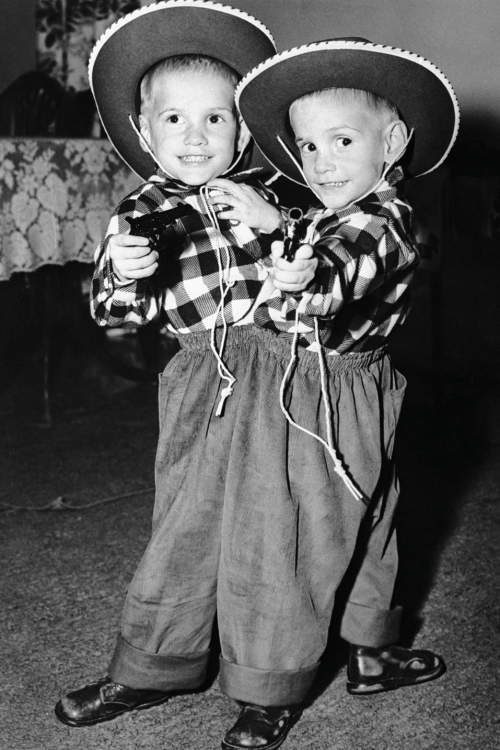 Roni i Doni za svoj treći  rođendan  1954.
