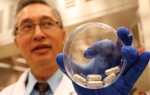 Doktor Tomas Lui  pokazuje pilule sa bakterijama  iz fekalija  zdravih  osoba