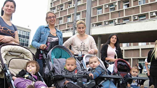 I bebe u borbi za  prava svojih mama:  Juče ispred Skupštine  grada Kragujevca
