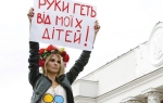 „Dalje ruke od moje dece”: Anastasija protestuje ispred parlamenta u Kijevu