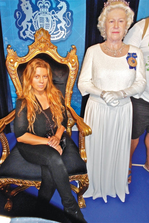 Baš joj lepo stoji  presto: Indira pored kraljice Elizabete