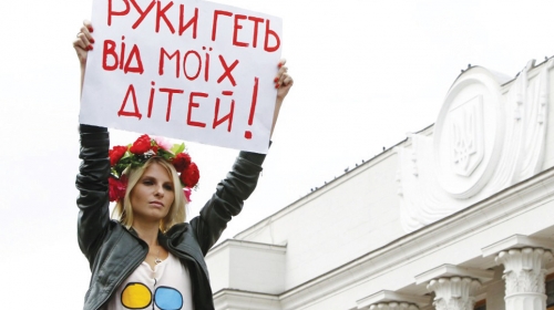 „Dalje ruke od moje dece”: Anastasija protestuje ispred parlamenta u Kijevu