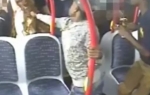 Divljak bije devojku u autobusu