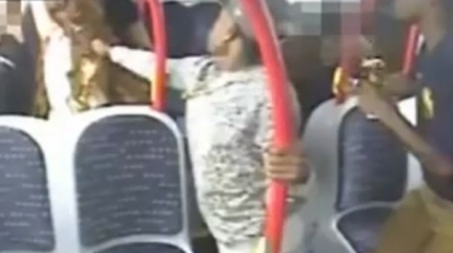 Divljak bije devojku u autobusu