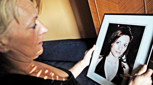 Tanja Gostić drži  fotografiju ubijene ćerke Maje