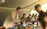 Vučić se kuca jajima sa vojnicima