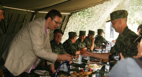 Vučić se kuca jajima sa vojnicima
