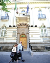„DIPOS bacio 20 miliona,  a diplomate u fekalijama“:  Italijanski institut