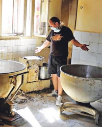 Zoran Nikolić  prebira po  ostacima pekare