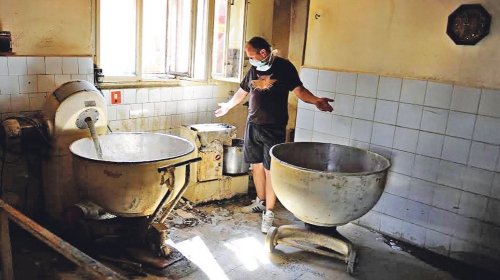 Zoran Nikolić  prebira po  ostacima pekare