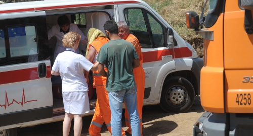 Lekarska ekipa pruža pomoć povređenom radniku